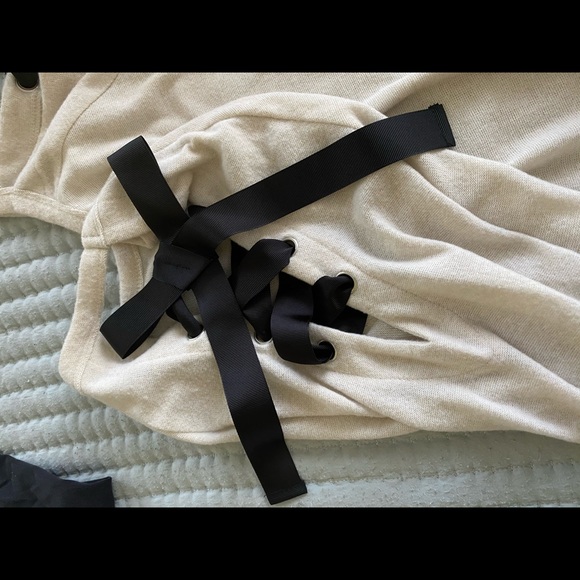 Cold shoulder sweater - Picture 3 of 4